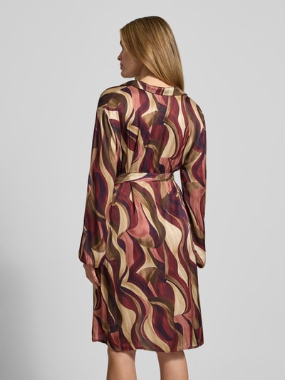 Vrouwenmodel draagt Minikleid aus Viskose mit Bindegürtel Modell 'Be44atricee' van ZABAIONE in A-lijn, abstract patroon, rugaanzicht.