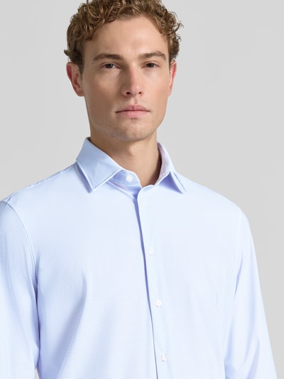 Männermodel trägt Slim Fit Business-Hemd mit Kentkragen von Jake*s aus Material-Mix mit Stretch-Anteil, Knopfleiste, Nahaufnahme Oberkörper. Rückenlänge bei Größe 39/40: 82 cm, Schulterbreite: 42 cm, Ärmellänge: 66 cm.