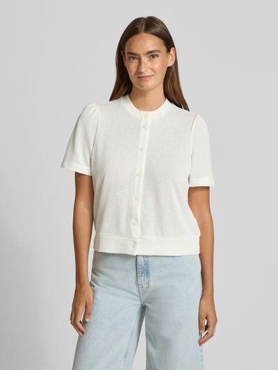 Frauenmodel trägt Strickshirt aus Viskose-Mix mit Knopfleiste von Christian Berg Woman in Weiß, Regular-Fit, Rundhalsausschnitt, Rückenlänge 52 cm bei Größe S, Ganzkörperansicht von vorne.