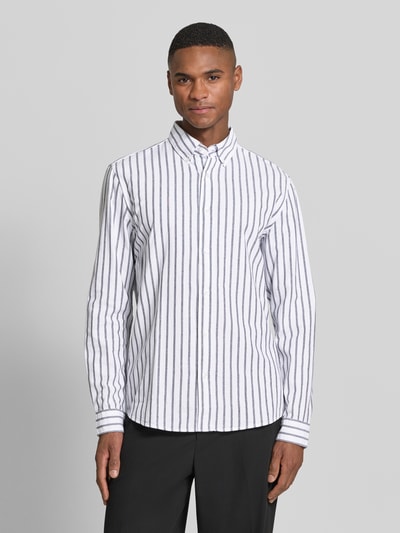 Männermodel trägt Slim Fit Freizeithemd aus reiner Baumwolle von MCNEAL mit vertikalen Streifen, Button-Down-Kragen, Ganzkörperansicht von vorne, Rückenlänge 74 cm, Schulterbreite 44 cm, Ärmellänge 65 cm, durchgehende Knopfleiste, abgerundeter Saum, langärmeliges Design.