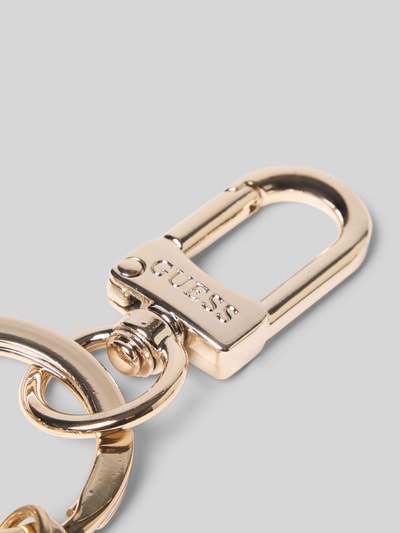 Productfoto, sleutelhanger met logo-detail van GUESS in goudkleur met karabijnhaak, Reliëflogo en sleutelring voor dames