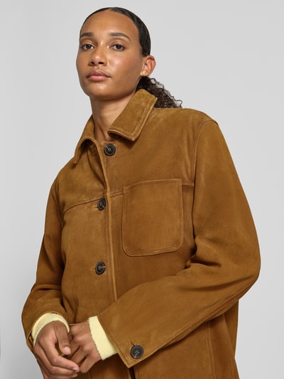 Vrouwenmodel draagt Regular fit lederjacke aus echt rundleer van Marc O'Polo DENIM in bruin, grove textuur, nahaufnahme bovenlichaam.