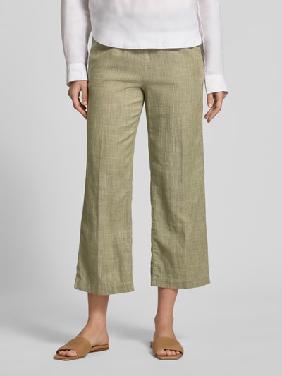 Frauenmodel trägt Culotte mit französischen Eingrifftaschen Modell 'Linn' von Angels in Olivgrün, Reine Baumwolle, Loose-Fit, Elastischer Bund, Gesäßtaschen, Bundweite bei Größe 36/26: 40 cm, Innenbeinlänge bei Größe 36/26: 64 cm, Ganzkörperansicht von vorne.