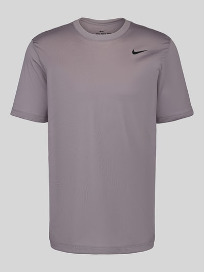 Produktfoto, T-Shirt mit Logo-Print und Rundhalsausschnitt von NIKE TRAINING in Hellgrau, glatte Oberfläche, gerader Schnitt, Herrenmodell, Rückenlänge 66 cm bei Größe M.