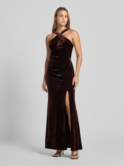 Frauenmodel trägt Abendkleid aus Samt von Adrianna Papell in Dunkelbraun, körpernahe Passform, Raffungen, ärmellos, Ganzkörperansicht von vorne.