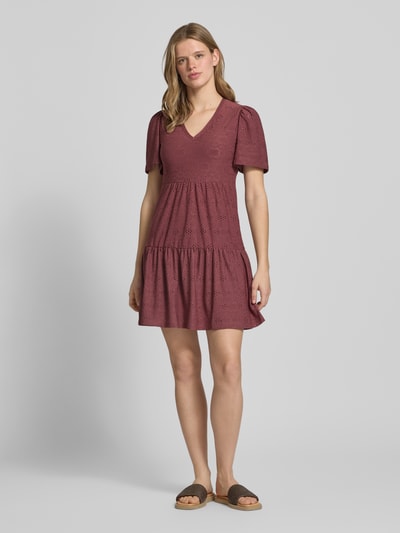 Frauenmodel trägt Mini-Freizeitkleid mit Lochstickmuster Modell 'SMILLA LIFE' von Only in Unifarben, Regular-Fit, Mini-Länge, V-Ausschnitt, Kurzarm, Trennnähte, Ganzkörperansicht von vorne.