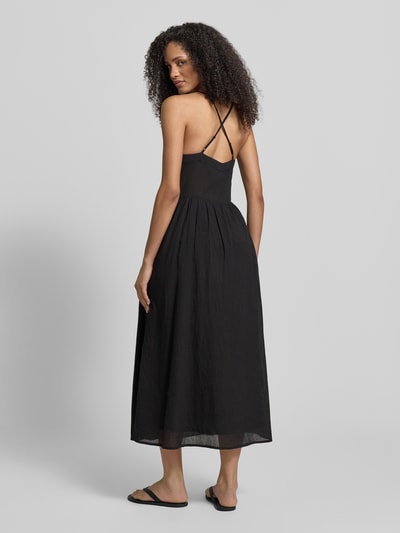 Frauenmodel trägt Knielanges Kleid mit Spaghettiträger von JAKE*S STUDIO WOMAN, taillierter Schnitt, blickdichter Unterrock, Rückansicht, Ganzkörperansicht.