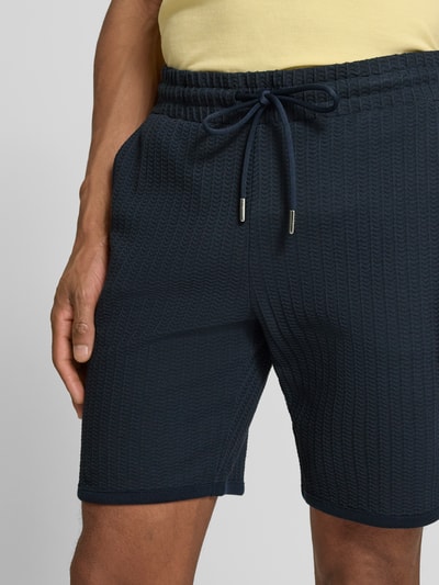 Männermodel trägt Shorts mit Strukturmuster und elastischem Bund von bugatti, reine Baumwolle, Regular Fit, Dunkelblau, Nahaufnahme Oberkörper.