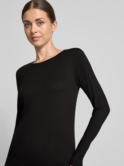 Frauenmodel trägt Longsleeve mit Rundhalsausschnitt Modell 'Liana' von FREE/QUENT, schwarz, glatte Viskose-Elasthan-Textur, Nahaufnahme Oberkörper. Rückenlänge bei Größe S: 56 cm, gerader Schnitt.