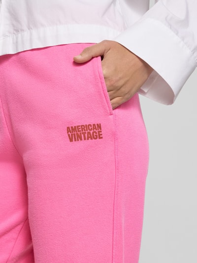 Vrouwenmodel draagt Sweatpants met Labelprint Model 'PLIZZY' van American Vintage, puur katoen, relaxed fit, detailopname zak.