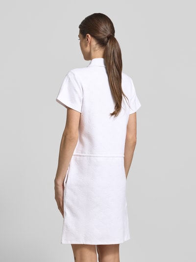 Frauenmodel trägt Regular Fit Kleid mit Polo-Kragen Modell 'Torrin' von JOOP!, Baumwoll-Mix, kurzärmelig, Tunnelzug, Rückenlänge 85 cm, Brustweite 45 cm, Ärmellänge 17 cm, einfarbig hell, Strukturmuster, Ganzkörperansicht Rückansicht.