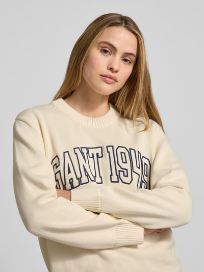 Frauenmodel trägt Strickpullover mit Label-Stitching und Rundhalsausschnitt von Gant, Baumwoll-Mix, Regular Fit, Nahaufnahme Oberkörper.