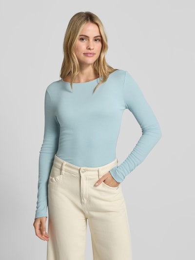 Frauenmodel trägt Langarmshirt mit Rundhalsausschnitt Modell 'Smallo' von OPUS, modalmix, unifarbene Optik, Ganzkörperansicht von vorne