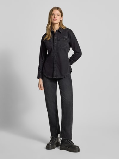 Frauenmodel trägt Slim Fit Jeansbluse mit Brusttaschen von G-Star Raw z bawełny, kołnierzyk koszulowy, listwa guzikowa, Ganzkörperansicht von vorne.