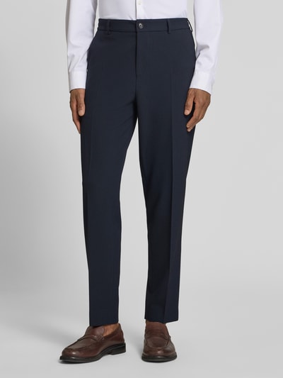 Männermodel trägt Anzug mit Reverskragen und Hose mit elastischem bund van JOOP! collectie, donkerblauw, materiaalmix met viscose, regular fit, steekzakken, strookzak aan de achterkant, knoopsluiting, detailaufnahme broek vooraanzicht.