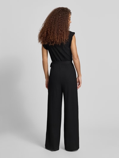 Frauenmodel trägt Regular Fit Jumpsuit mit Lochstickerei Modell 'LELISA' von Only, efekt: jednolity kolor, krój regular fit, pasek damski z szlufkami, haft angielski, dekolt w serek, zapięcie na krótką listwę guzikową, krótkie rękawy, całkowity widok z tyłu
