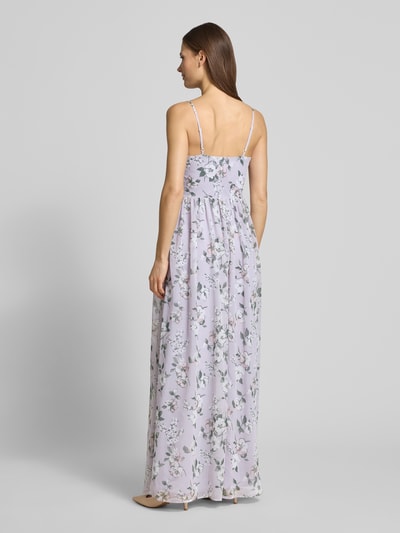 Vrouwenmodel draagt Regular fit avondjurk met bloemrijke all-over print model 'Kate' van GUIDO MARIA KRETSCHMER WOMAN, paarse tinten en plooilook, maxi lengte, spaghetti bandjes, rugaanzicht, Ganzkörperansicht Rückansicht.