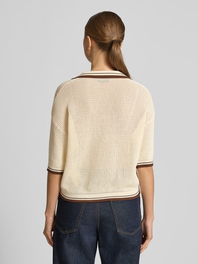 Männermodel trägt Regular Fit T-Shirt in Strick-Optik Modell 'Lembi' von Marella, kremowy, bawełna, półprzezroczysty, widok z tyłu, całe ciało.
