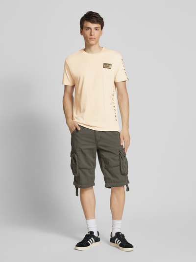 Alpha Industries T-Shirt mit Rundhalsausschnitt Modell 'Camo Sleeve' Offwhite 1