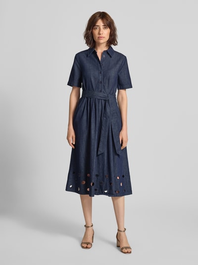 Frauenmodel trägt Hemdblusenkleid in Denim-Optik mit Bindegürtel von MORE & MORE, reine Baumwolle, A-Linie, Lochstickerei, Midikleid, Ganzkörperansicht von vorne