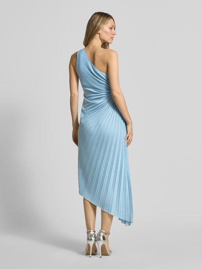 Frauenmodel trägt Cocktailkleid in asymmetrischem Look von V by Vera Mont aus Material-Mix mit Stretch-Anteil, taillierter Schnitt, Midikleid, One-Shoulder-Kleid, Falten, Farbe Hellblau, Rückenlänge 124 cm, Brustweite 42 cm, Ganzkörperansicht Rückansicht.