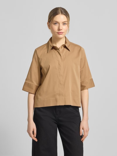 Modelka kobieca nosi Boxy Fit Bluse mit verdeckter Knopfleiste od Milano Italy w kolorze jasnobrązowym, mieszanka bawełny ze stretch, kołnierzyk koszulowy, długość tyłu 54 cm, długość rękawa 34 cm, przód na całej sylwetce