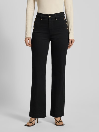 Vrouwenmodel draagt Flared Jeans met Gesäßtaschen van Guess in zwart, katoen-elastaan-mix, knoop- en rits, vooraanzicht heup-close-up.