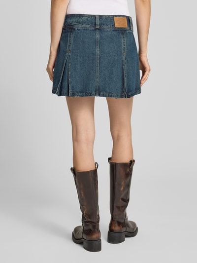 Vrouwenmodel draagt Ausgestellter Mini-Rok uit puur katoen van levi's®, blauwe denim met stiksels, Dames minirok, volledige achteraanzicht