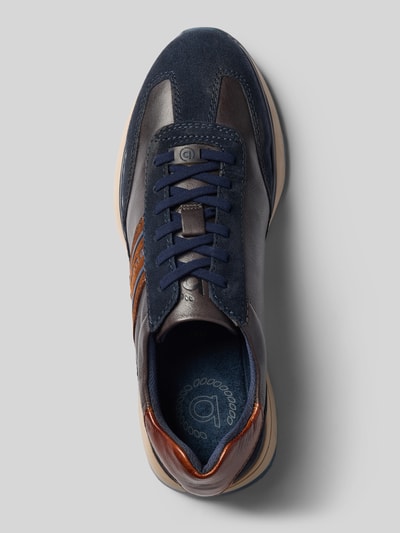Produktfoto, Sneaker aus Leder Modell 'Timon' von bugatti in Blau und Braun, abgerundete Spitze, Schnürung, Label-Details, strukturierte Oberfläche