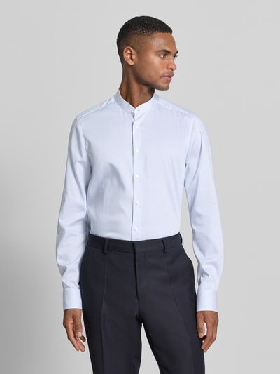 Männermodel trägt Slim Fit Business-Hemd mit Stehkragen von OLYMP Level Five aus reiner Baumwolle, Knopfleiste, Ganzkörperansicht von vorne. Rückenlänge 80 cm, Schulterbreite 44 cm, Ärmellänge 68 cm, Größe 40.