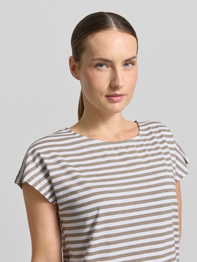 Kobiece model nosi damski t-shirt Regular Fit T-Shirt mit Rundhalsausschnitt von G.I.G.A. DX z elastyczną mieszanką bawełny, krój regular fit, okrągły dekolt, taliowany, długość tyłu w rozmiarze 36: 60 cm, jasnobrązowo-białe paski, miękka tekstura, zbliżenie na górną część ciała