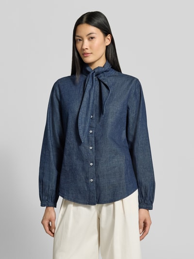 Frauenmodel trägt Regular Fit Jeanshemd aus reiner Baumwolle Modell 'VELIA' von Brax für Damen, dunkelblau, glatte Textur, Ganzkörperansicht von vorne.