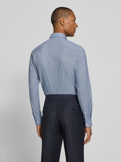Männermodel trägt Slim Fit Businesshemd mit Kentkragen von Jake*s in Hellblau mit feinem Muster und glatter Textur, Ganzkörperansicht Rückansicht.