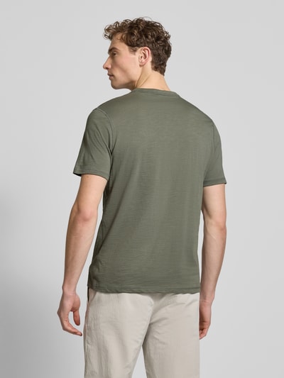 Männermodel trägt Regular Fit T-Shirt aus reiner Baumwolle Modell 'TEGOOD' von BOSS Orange in Unifarbe, Ganzkörperansicht Rückansicht