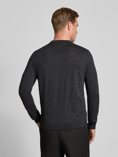 Männermodel trägt Regular Fit Pullover aus reiner Wolle von Jake*s Studio Men in Dunkelgrau, glatte Textur, Ganzkörperansicht Rückansicht.