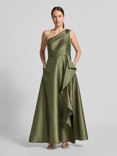 Frauenmodel trägt Midikleid mit Rüschenbesatz von Adrianna Papell in olivgrünem Satin, Ziersteinbesatz, asymmetrisch, Ganzkörperansicht von vorne.