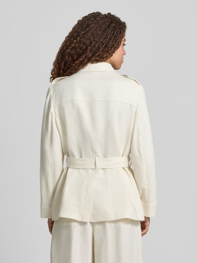 Frauenmodel trägt Regular Fit Blazer aus Leinen-Viskose-Mix von Jake*s Collection in Creme mit Umlegekragen, Knopfleiste, Gürtel und Pattentaschen, Rückenlänge 70 cm, Brustweite 49 cm, Ärmellänge 61 cm, Ganzkörperansicht Rückansicht.
