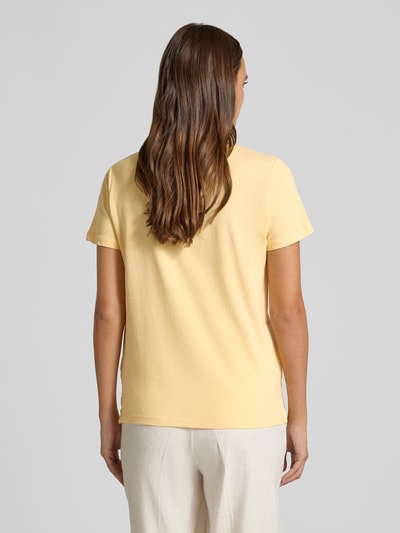 Männermodel trägt damski t-shirt z bawełny w kolorze pastelowożółtym, krój regular fit, model 'RINA' od Soyaconcept, długość tyłu w rozmiarze S: 60 cm, widok całej sylwetki od tyłu.