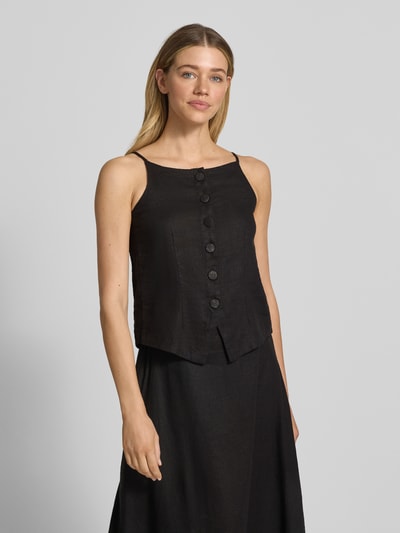 Modelka nosi Blusentop aus Leinen-Viskose-Mix Modell 'LINNO' od ICHI, czarny, listwa guzikowa, krój slim fit, długość tyłu w rozmiarze 36: 44 cm, mieszanka lnu i wiskozy. Ganzkörperansicht z przodu.
