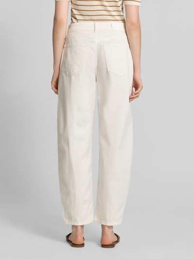 Frauenmodel trägt Barrel Jeans im 5-Pocket-Design Modell 'MARI Clear' von OPUS PANTS in Off-White, Baumwoll-Mix, Ganzkörperansicht Rückansicht.