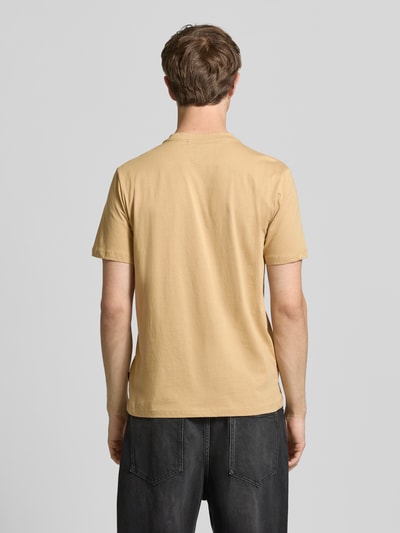 Männermodel trägt Regular Fit T-Shirt mit Statement-Stitching Modell 'Kameron' von Blend, Reine Baumwolle, Rückenansicht, Ganzkörperansicht Rückansicht.