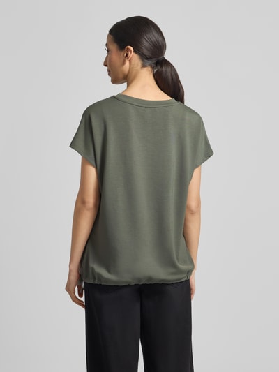 Frauenmodel trägt Damen T-Shirt mit Rundhalsausschnitt von Soyaconcept, Material-Mix mit Modal-Anteil, Regular-Fit, Kappärmel, Tunnelzug, Ganzkörperansicht Rückansicht.