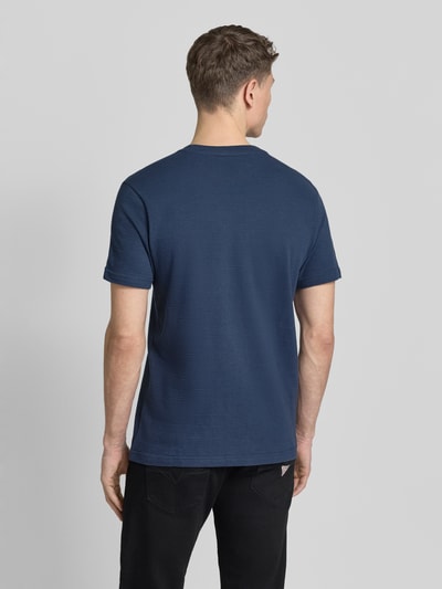 Męski model nosi T-Shirt mit Rundhalsausschnitt von PME Legend, kolor granatowy, krój regular fit, bawełna, naszywka z logo, długość tyłu w rozmiarze M: 69 cm, całkowity widok z tyłu