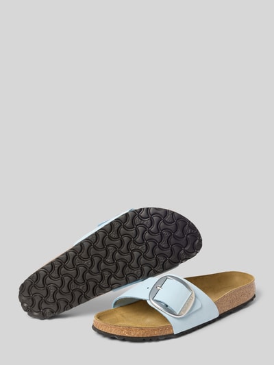 Produktfoto, Sandalette aus Nubukleder Modell 'MADRID BIG BUCKLE' von Birkenstock w kolorze jasnoniebieskim z brązową podeszwą, sprzączka z logo, wysokość obcasa 2 cm, wysokość cholewki 1 cm, szerokość w rozmiarze 40: 7 cm, zakładana przez głowę, detal z logo