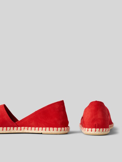 Produktfoto, Espadrilles aus Leder mit Label-Patch Modell 'CARMEN' von Verbenas, leuchtend rot, runde Form, strukturierte Sohle, Marken-Patch, natürliche Textur, Absatzhöhe 2 cm, Schafthöhe 7 cm, Schaftweite 5 cm.