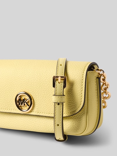 Produktfoto, żółta Umhängetasche mit Label-Detail Modell 'NOLITA' von MICHAEL Michael Kors, fakturowana skóra, klamra, detal łańcuszka, Szerokość w rozmiarze 1: 21 cm, długość 11 cm, głębokość 7 cm, długość paska 110 cm