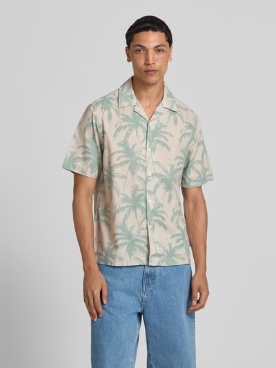 Männermodel trägt Regular Fit Freizeithemd aus Baumwoll-Leinen-Mix Modell 'CAIDEN' von Only & Sons mit Palmenmuster, Herren, Ganzkörperansicht von vorne.