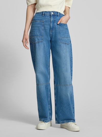 Vrouwenmodel draagt Relaxed Jeans met opgestikte zakken van JAKE*S STUDIO WOMAN in blauw, relaxed fit, zuiver katoen, deelnaden, vooraanzicht tot knieën.
