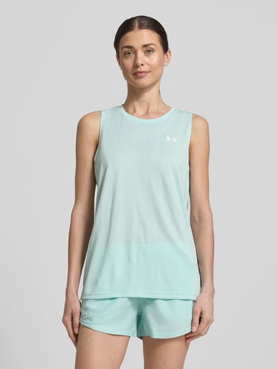 Frauenmodel trägt Tanktop mit Rundhalsausschnitt und Logo von Under Armour in Mintgrün, Relaxed Fit, glatte Textur, Ganzkörperansicht von vorne.