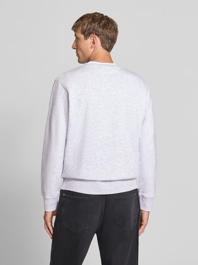 Männermodel trägt Sweatshirt mit labelprint Model 'RUSH' van JACK & JONES van katoenmix in los model met ronde hals, ruglengte 67 cm, mouwlengte 67 cm, ribboorden, lichte kleur, textuur effen, Ganzkörperansicht Rückansicht